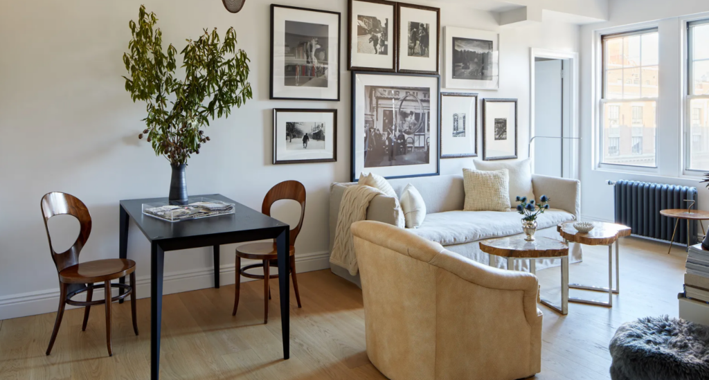 Dizajnérka zmenila svoj rozpadnutý byt v NYC na minimalistické útočisko inšpirované Parížom